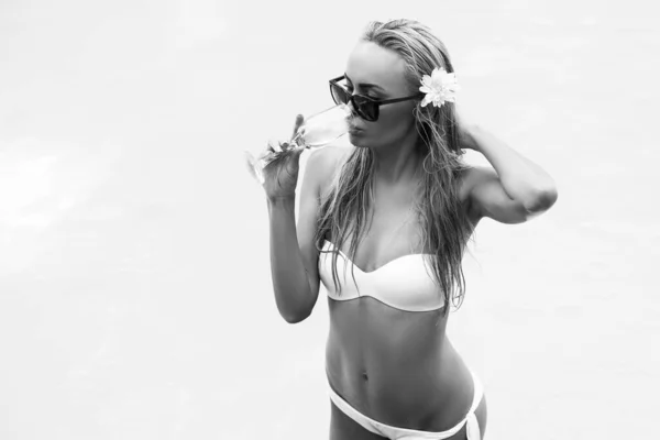 Красиві молоді жінки п'ють коктейлі на пляжі. Відпустка - красивий портрет сексуальної дівчини. Сексуальна дівчина у блакитній воді на пляжі. Красуня дівчина розважається в басейні . — стокове фото