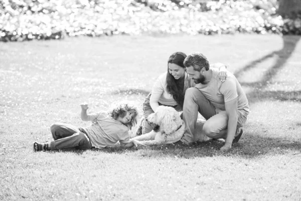 Schöne glückliche Familie hat Spaß mit Hund im Freien. Nettes Familienporträt. Das Konzept einer glücklichen Familie. — Stockfoto