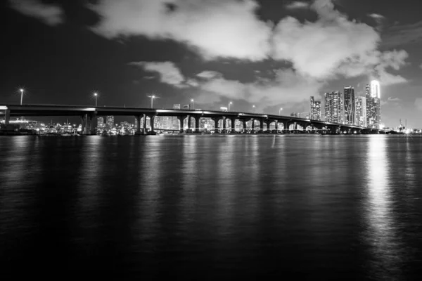 フロリダマイアミの夜の街。アメリカのダウンタウンの高層ビルの風景、軽量の町. — ストック写真