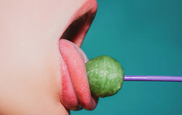 口舔棒棒糖，红色女性光滑嘴唇和粉色糖果棒棒糖. — 图库照片