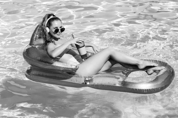 Sommerfrische. Frau im Badeanzug auf aufblasbarer Matratze im Schwimmbad. Sommerwochenende. — Stockfoto