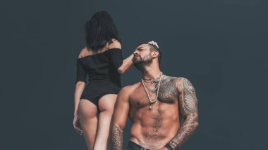 Aile çifti ve seksi kız. Öpüşen çift. Güzel, tutkulu bir çift. Karanlık gökyüzü arka planında aşık bir çift.