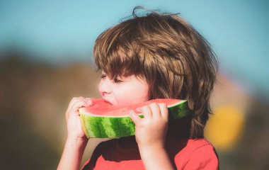 Dışarıda karpuz yiyen bir çocuk. Çocuk için sağlıklı yiyecek..