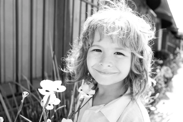 애들은 재밌는 얼굴이야. 즐겁게 노는 행복 한 아이 가 야외에서 얼굴을 만들고 있습니다. 어린이의 날. — 스톡 사진
