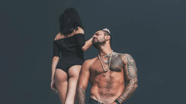 Pareja familiar de hombre y chica sexy. Una pareja besándose. Hermosa pareja apasionada. Pareja enamorada en el fondo del cielo oscuro . —  Fotos de Stock