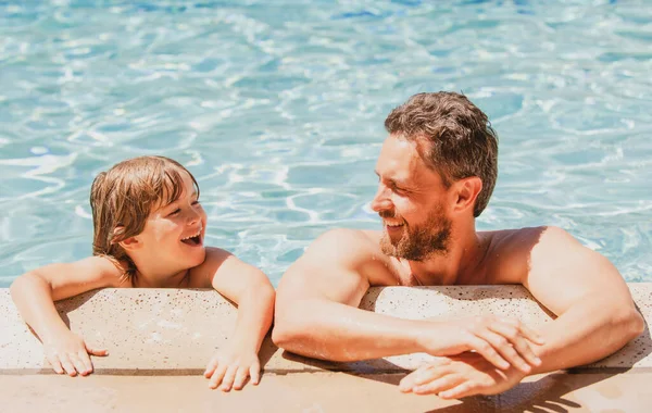 Retrato de padre e hijo relajarse en la piscina. Piscina resort. Cara familiar feliz. Copiar espacio. —  Fotos de Stock