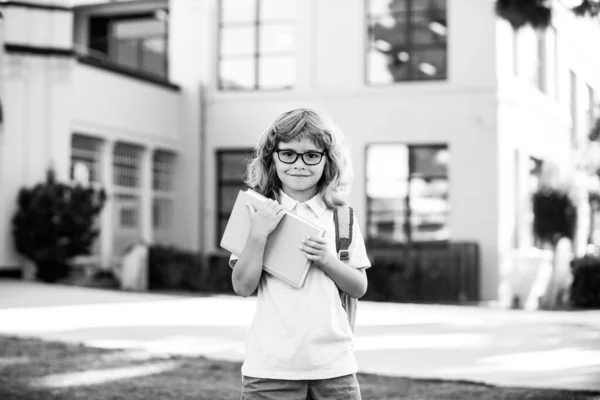 Spännande skolpojke med bok på skolan. — Stockfoto