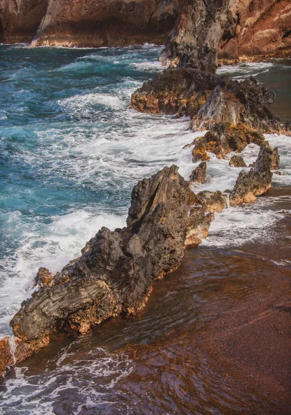 Óceánhullámok zuhannak le a sziklás sziget partjainál. Csobbanó óceáni hullámok és kövek. Red Sand Beach, Maui Hawaii nyelven. — Stock Fotó