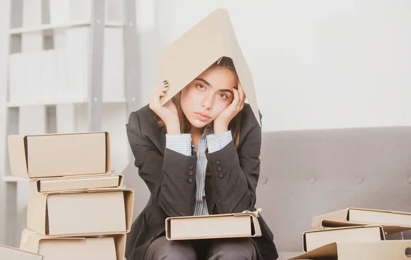 Triste secrétaire occupé avec dossier sur la tête, a souligné femme d'affaires surmenée trop de travail, problème de bureau. Employé fatigué stressé. — Photo