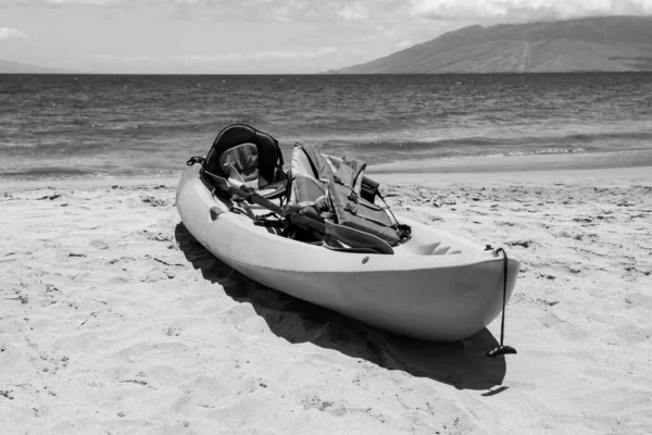 Tourisme en kayak. vague bleue de l'océan sur la plage de sable. Plage au coucher du soleil l'heure d'été. Paysage de plage. Paysage tropical, Calme, Lumière du soleil relaxante et tranquille. — Photo