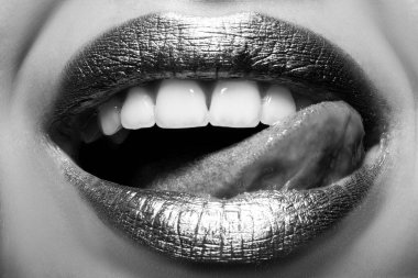 Kırmızı dudaklar, ağız ve dil ikonu. Açık ağzın afişi ve afişi. Dudaklarını yalayan yakın plan bir kadın. Dili olan seksi bir kadın. Diş bakımı.