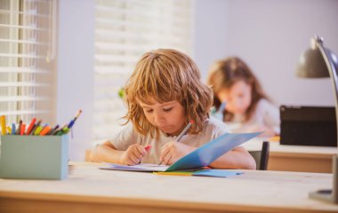 Öğrenci çocuk ve liseli kız sınıfta. Eğitim ve öğrenim.