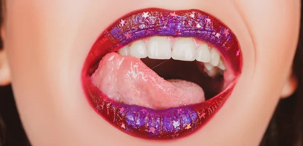 Labios maquillaje brillante. Labios, dientes, lengua. —  Fotos de Stock