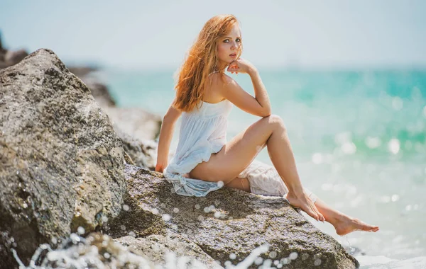 Vacker sexig tjej på klippiga havet stranden. Mode porträtt av modell utomhus på stranden. — Stockfoto