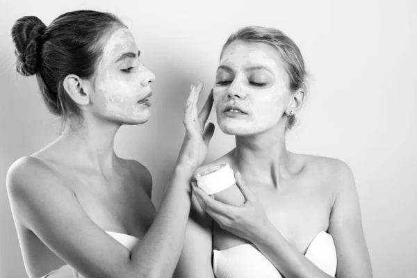 Girls friends sisters making clay facial mask. Anti age mask. Stay beautiful. Skin care for all ages. Women having fun cucumber skin mask. Pure beauty. Beauty product. Care and fun. Spa and wellness — Stock Photo, Image