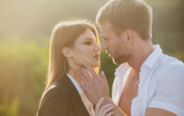 Verliebtes Paar, sinnliche Liebende, die sich umarmen und umarmen. — Stockfoto