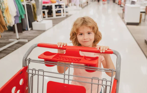 Marketten alışveriş sepeti alan bir çocuk. Müşteri çocuk süpermarketten ürün satın alıyor. — Stok fotoğraf