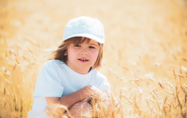 여름에 밀밭에 있는 아이, 야외에서. — 스톡 사진