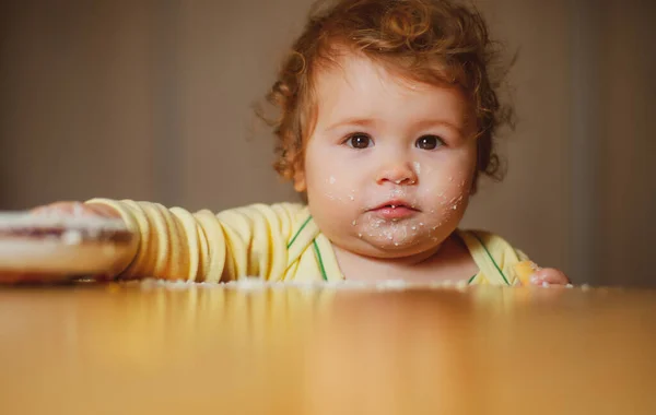 有趣的宝宝，家里厨房里有勺子和盘子. — 图库照片