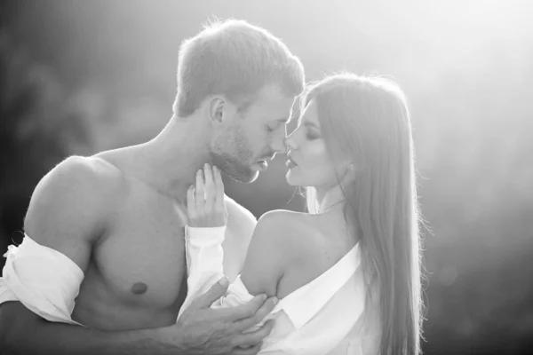 Couple in love, sensual lovers hugging and embracing. — Stock Photo, Image