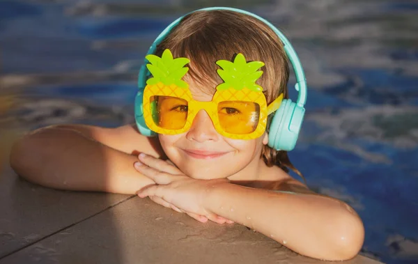 Yüzme havuzunda mutlu genç bir çocuk, gülümse rahatla, yüzücü çocuk eğlenmene bak. Eğlenceli çocuk yüzü.. — Stok fotoğraf