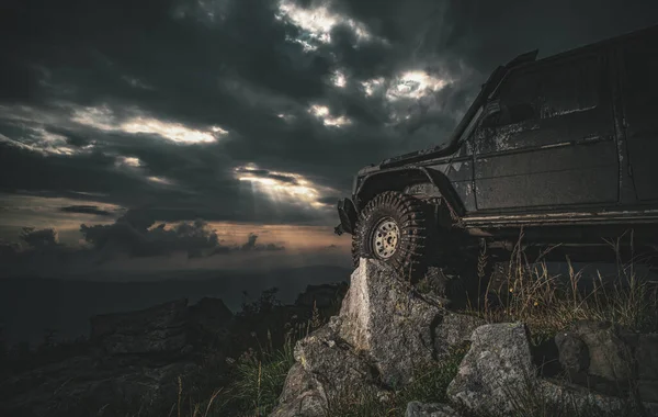 Excursion hors route extrême dans une forêt. Roue de voiture de camion sur le sentier d'aventure hors route steppe. Expédition hors route en jeep vers les villages sur la route de montagne . — Photo