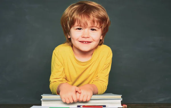 교사의 날. 교실에서 귀여운 작은 유치원 아이 소년입니다. 책상에 그리는 행복한 미소 동공. 미학생 또는 미취학 아동 학습. — 스톡 사진