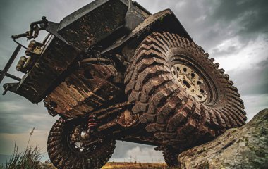 Araba lastiği konsepti off road 'da. Şok emici. 4x4 off road aracı için seyahat ve yarış konsepti.