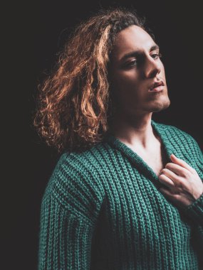 Genç, ciddi bir adam. Şık bir genç adam başka tarafa bakıyor. Şehir yaşam tarzı konsepti. Gri stüdyo arka planında izole edilmiş. Ciddiyetin yakın portresi. Ciddi bir adam şüpheyle yana bakıyor..