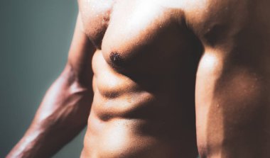 Atletik adam kaslarını kasıyor. Karın kasları, karın kasları, karın kasları..