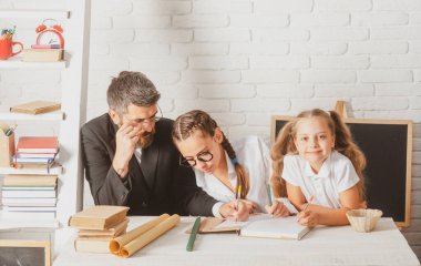 Babam liseli kızlara ders veriyor. Baba ve okul çocukları okuldaki kızları. Kitap okumak ve yazmak.