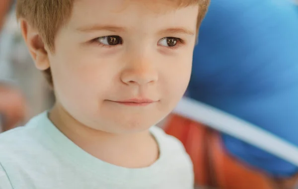 Portret wesołego dziecka. Słodki, radosny chłopczyk. Close up portret zabawny mały chłopiec. — Zdjęcie stockowe