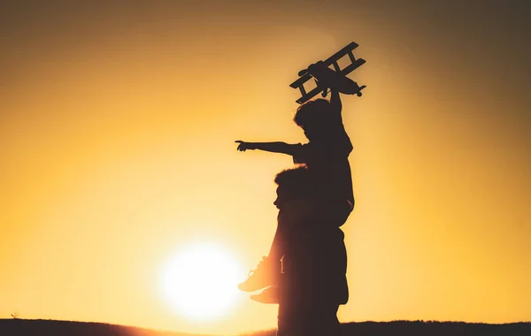 Fathers day. Father and Son Playing at Sunset. Having Family Time Together. Silhouette. — Stock Photo, Image