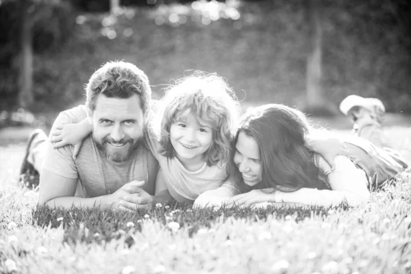 Madre padre e hijo hijo divirtiéndose al aire libre en el parque de verano. — Foto de Stock