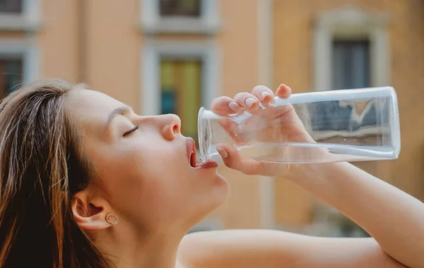 Ragazza che beve acqua all'aperto, resta idratata. Stile di vita sano e attivo. — Foto Stock