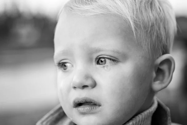 Liten pojke med tårar närbild defokuserad bakgrund. Känslomässiga ledsen bebis. Toddler ledsen ansikte gråt. Sorgliga känslor. Svårt att vara småbarns barn. Söt son gråtande ansikte. Anledningar bebis gråt. Tårar på ögonen — Stockfoto
