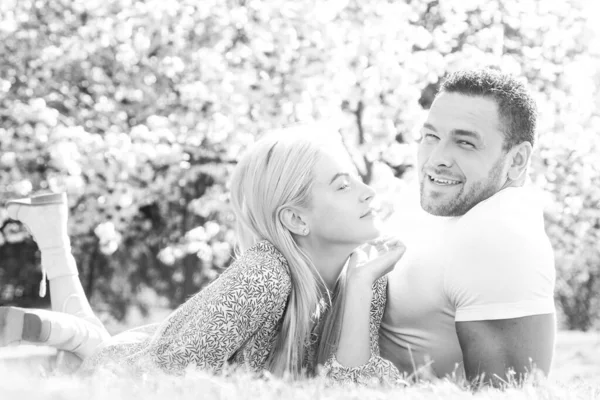 Schönes junges Paar genießt blühenden Garten. Zärtliche Zärtlichkeit. Glückliche Familie. — Stockfoto