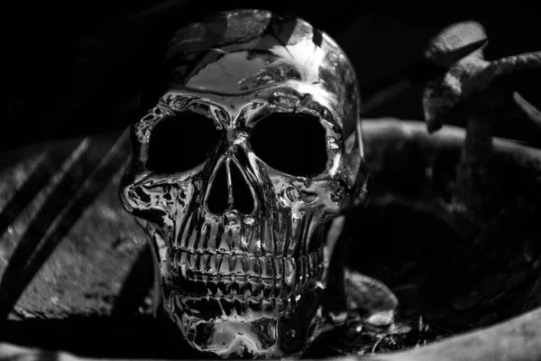 Metalowe zbliżenie ludzkiej czaszki. Koncepcja Halloween horror. — Zdjęcie stockowe