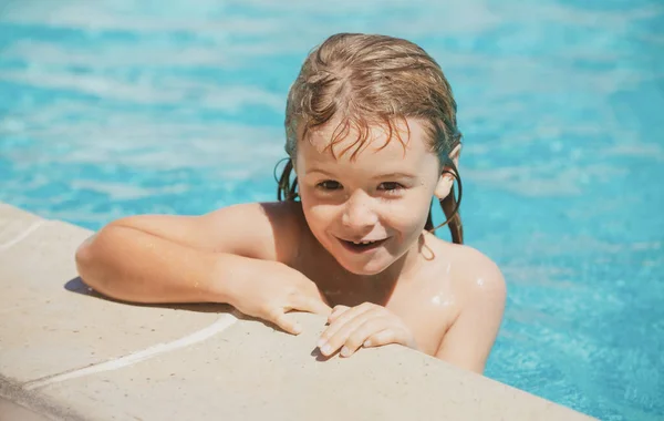 Porträtt av söt pojke simma i poolen, sommar vatten bakgrund med kopia utrymme. Roliga barn ansikte. — Stockfoto