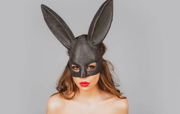 Konijnenvrouw. Mooi naakt meisje met konijnenmasker. Eierenjacht. Paashaas oren. — Stockfoto