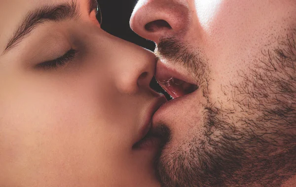 Sensueel koppel dat verliefd is. Intieme relatie en seksuele relaties. Van dichtbij kussen monden elkaar. Passie en sensuele aanraking. Romantisch en liefde. — Stockfoto