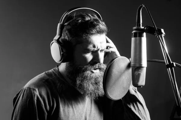 Hombre con micrófono cantando canción. Músico en music hall. Guy Meloman cantando en karaoke. — Foto de Stock