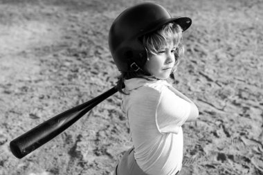 Beyzbol kasklı ve beyzbol sopalı çocuk vurmaya hazır..