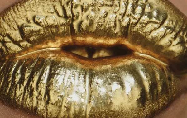 Macro gouden lippen, gouden mond. Glanzende gouden huid make-up. — Stockfoto