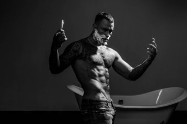 Reklam ve berber dükkanı konsepti. Jilet gibi keskin. Tıraş örüntörüyle stil yapıyor. Berber dükkanı iç profesyonel kuaför. Saç Stilisti ve Berber.