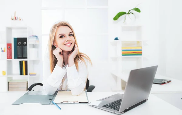 Jonge schoonheidsspecialiste. Mooie vrouw aan het werk. Zakenmensen - gelukkige zakenvrouw of secretaresse met notebook op kantoor. — Stockfoto