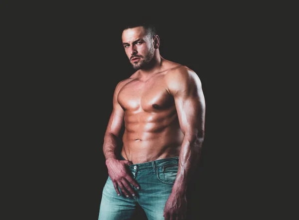Muscular sexy homem com torso nu em preto. — Fotografia de Stock