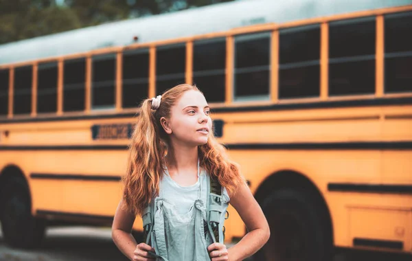 Schulkinder. Zurück zur Schule. Teenager Mädchen Schulkonzept. — Stockfoto