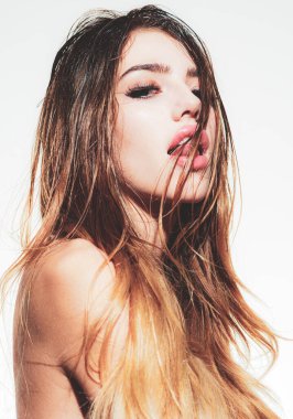 Beauty Woman portresi. Genç bir kızın moda portresi. Güzel saçlı sarışın kadın..