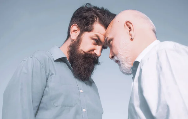 Padre e hijo mirándose el uno al otro. Padres jubilados. Generación de hombres. Dos generaciones diferentes: abuelo y padre juntos. — Foto de Stock